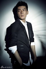 组图：许凝时尚写真彰显情男魅力