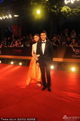 组图：冯绍峰倪妮情侣档现身 羞涩接吻