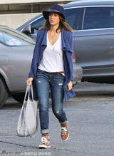 组图：阿尔芭时尚出街 宽边帽配破洞牛仔裤