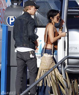 高清图：凡妮莎-哈金斯和新男友约会浓情蜜意