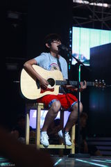 组图：快女12强素颜彩排 积极备战冲刺决赛