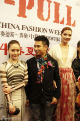 组图：徐海星斑马条纹短裙现身时装周