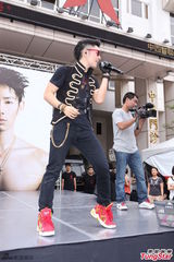 组图：吴建豪亮相签唱会 墨镜耍酷现场热舞