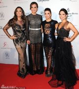 组图：伊娃赴慈善晚宴 胸前大镂空礼服性感爆棚