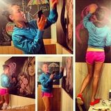 组图：张柏芝秀画作展静态美 齐臀短裤悠闲自在