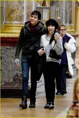 组图：蹲妹携男友浪漫游巴黎 十指紧扣甜蜜热吻