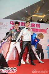 组图：JPM元旦赴港受惊吓 被女粉丝前后夹抱