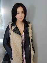 组图：孟瑶春装街拍秀妩媚女人范儿