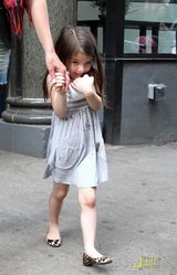 幻灯图：阿汤嫂穿黑丝抱女儿 可爱苏瑞有如小公主