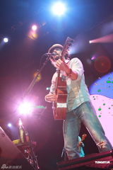 组图：杰森玛耶兹香港开唱 演唱会座无虚席