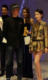 组图：李晨周冬雨等助阵某时尚活动颁奖礼