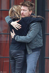 高清组图：艾玛-罗伯兹现身纽约 和男友人亲密