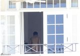 组图：蕾哈娜室内全裸被偷拍 秀玉背诱人