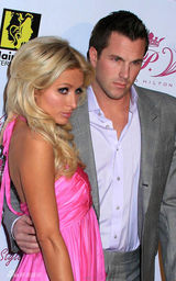 幻灯图集：帕丽斯-希尔顿携男友亮相 车中亲昵