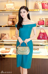 组图：景甜水蓝色礼服典雅靓丽 凤小岳帅气携手