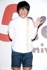 幻灯组图：歌手卢广仲准备考试 如未考取将面临当兵 