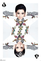 组图：刘忻宣传照曝光 穿图腾衬衫扮花美男