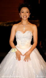 幻灯图集：罗海琼大婚亲自发红包 王菲被逼进电梯角 