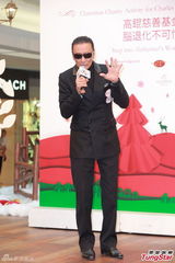 组图：谢贤不担心前妻甄珍婚变 笑称各离婚两次