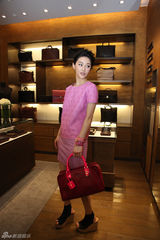 组图：IT GIRL陈燃秀粉色系情结 优雅时尚集于一身