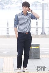 组图：李升基穿条纹衫现身机场飞泰国会粉丝