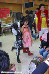 组图：众星亮相央视春晚第四次彩排 董洁卷发优雅