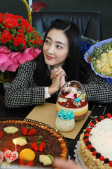 组图：王丽坤剧组庆生许愿卖萌 献吻回馈粉丝