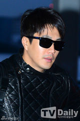 组图：权相佑赴塞班 黑衣加身黑超遮面帅酷