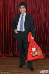 组图：许雅涵领众师妹扮性感 李组长现男人本色