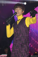 组图：萧敬腾开唱回归音乐本身 一套服装到底