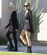 组图：林赛-罗韩外出被拍 穿连身短裙秀美腿