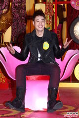 组图：潘玮柏亮相香港签唱会 又唱又跳high翻场