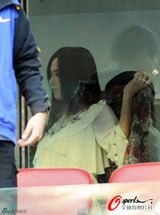 组图：苍井空现场观看李娜比赛 发微博加油鼓劲