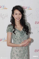 组图：莫文蔚回港补办婚礼邀梁咏琪 圣诞回欧洲