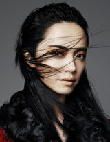 组图：姚晨金纱遮面登《VISION》华丽神秘