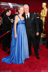 高清组图：第82届奥斯卡红毯 卡梅隆携爱妻出战 