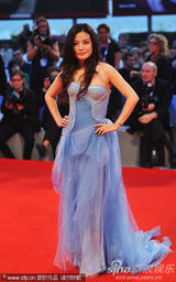 组图：赵薇亮相威尼斯 纱裙飘逸黑裙优雅