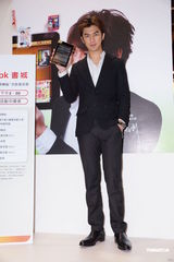 组图：陈柏霖暂无出专辑打算 忙于工作无暇谈恋爱