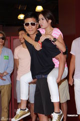 组图：新剧《爱.回家》宣传 众星现场互喂雪糕