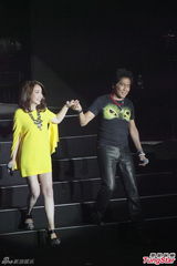 组图：齐秦澳门开唱庆端午 辛晓琪黄裙助阵