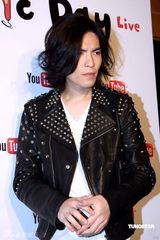 幻灯组图：萧敬腾着铆钉皮衣献唱 卢广仲瑶瑶泯恩仇