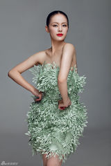 组图：王力可薄荷绿时尚写真 明眸红唇清凉一夏