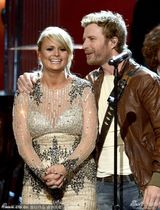 组图：当红乡村歌手德克-本特利献唱格莱美