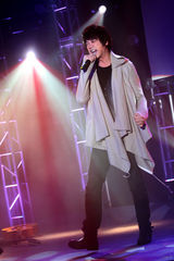 幻灯图：信发专辑唱多首新歌 宁浩邀其合拍电影