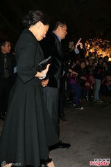 组图：张震大婚献吻娇妻 亲手为新娘提裙摆