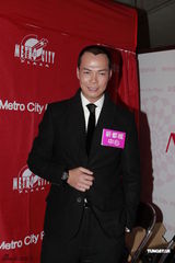 组图：陈法拉优雅短裙秀美腿 相偕谢天华迎新年