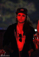 组图：暮光情侣音乐节甜蜜咬耳朵 帕丁森大笑