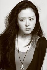 组图：颜丹晨连身裤写真秀清纯表情 演绎韵味女人