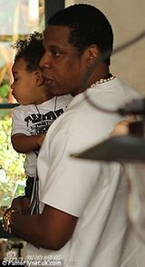 组图：碧昂斯一家现身巴黎 老公与爱女穿亲子装