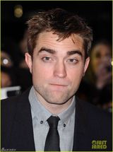 组图：《暮光4下》英国首映 斯图尔特黑丝透视